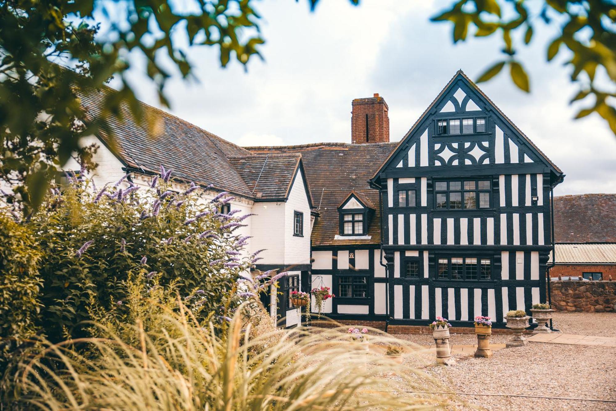 High Grosvenor House With Rose And Heath Cottages Бриджнорс Экстерьер фото
