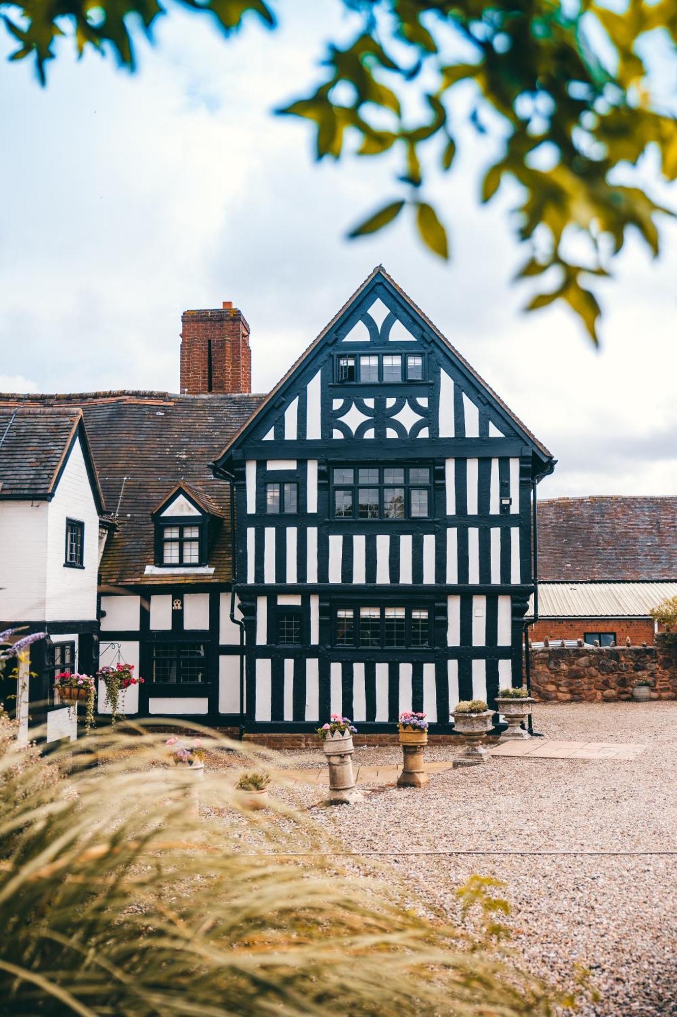High Grosvenor House With Rose And Heath Cottages Бриджнорс Экстерьер фото