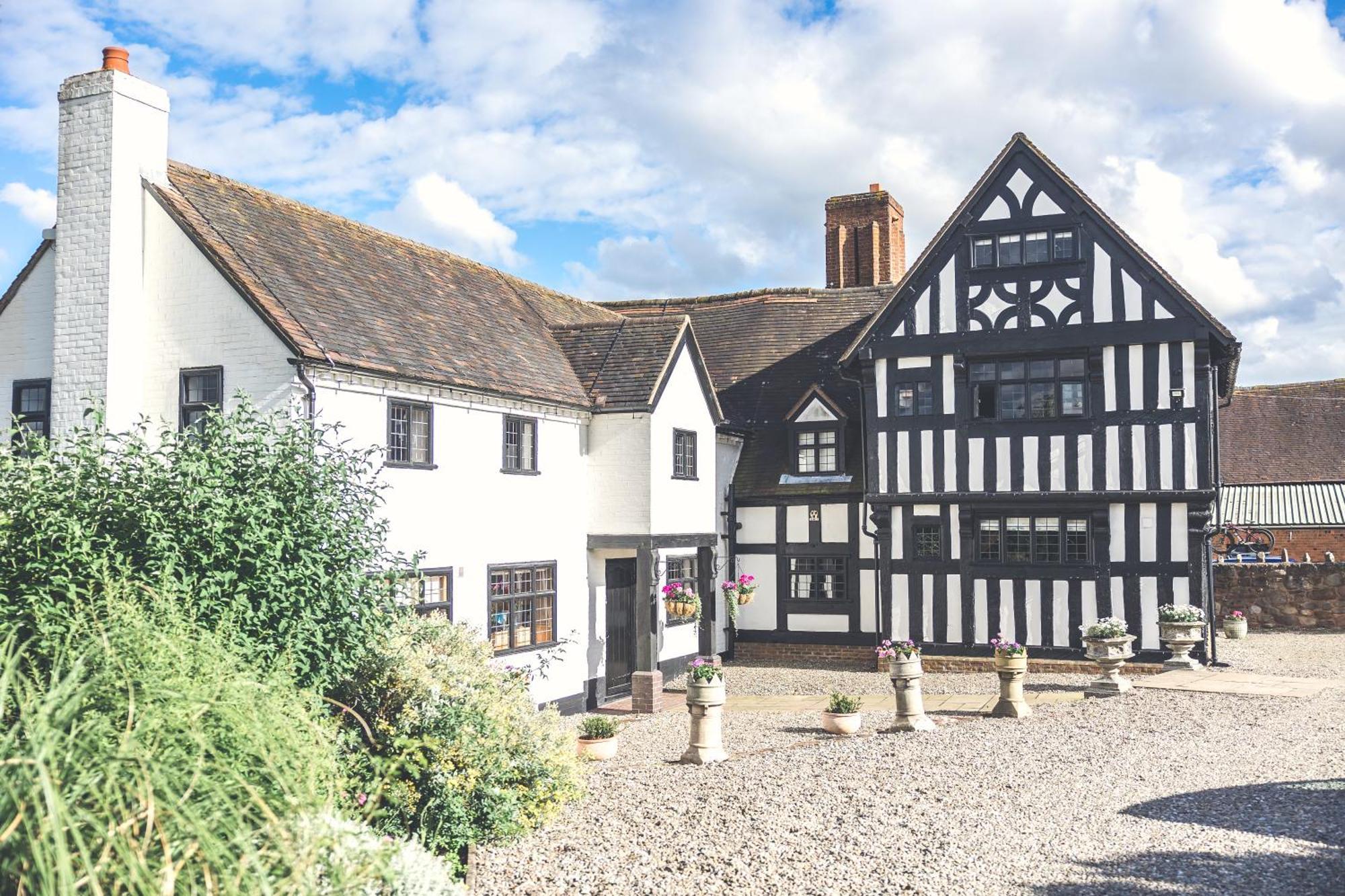 High Grosvenor House With Rose And Heath Cottages Бриджнорс Экстерьер фото